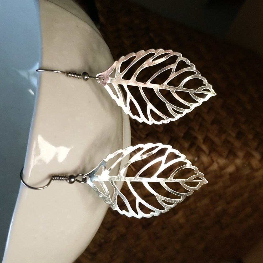 NWOT Leaf Dangle Earrings